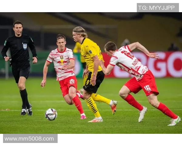 多特蒙德在德国杯止步埃姆雷詹展望德甲与欧冠全力以赴的决心与信念 多特蒙德在德国杯止步埃姆雷詹展望德甲与欧冠全力以赴的决心与信念